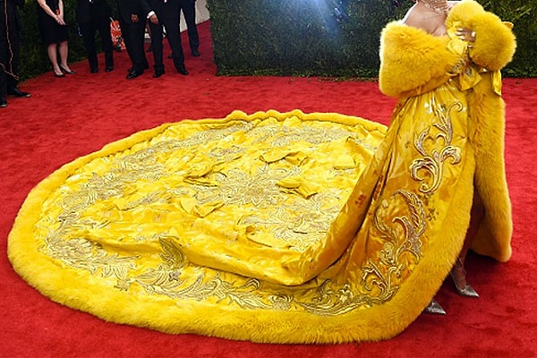 4. Кто надел этот наряд и устроил переполох в интернете?