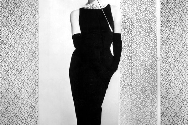 6. Какая икона стиля надела это черное платье?