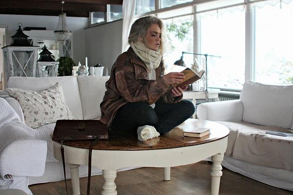 4. Сидеть на столе - звать беду