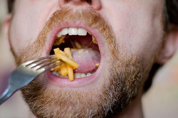 2. Ağzını kapatmadan yemek yemek ne kadar iğrenç?