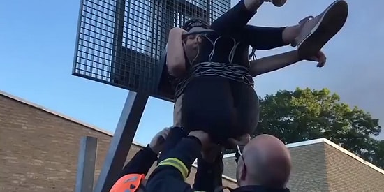 Basketbol Potasına Sıkışıp Kalınca İtfaiye Ekibi Tarafından Kurtarılan Kadın