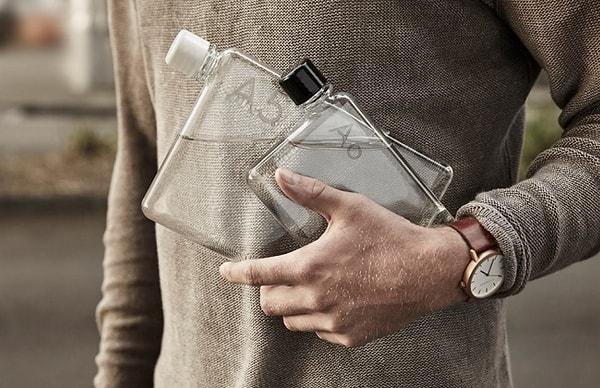 2. Küçücük bir el çantasına bile sığabilecek bu düz su şişesi: