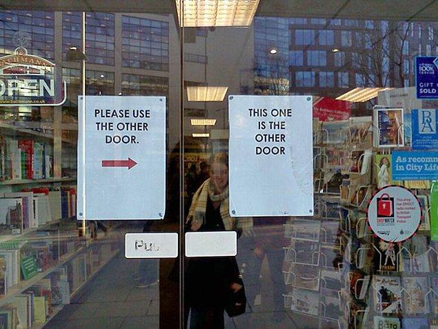 14. Bir kitap dükkanının kapısı. Kafada herhangi bir soru işareti kalmaması önemli. 😬