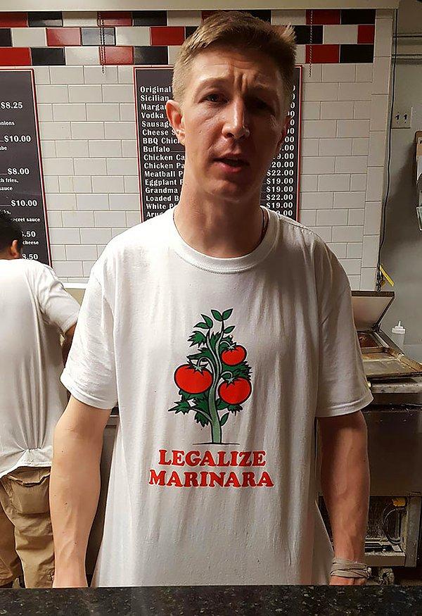 22. New Jersey'deki bir pizza dükkanı çalışanlarının giydiği tişört. 😂