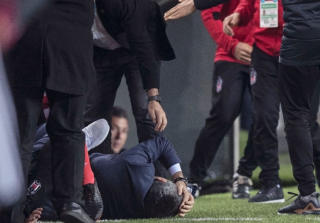 Bu sırada Şenol Güneş'in başına bir yabancı madde geldi. Şenol Güneş bir süre yerde kaldı, bu olayın ardından yedek kulübesinin bulunduğu bölge iyice karıştı.