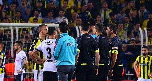 Beşiktaş`lı futbolcular, hakem Mete Kalkavan`a içeri girip giremeyeceklerini sordu. "Evet" yanıtını alan siyah-beyazlılar, bunun ardından soyunma odasına gitti.