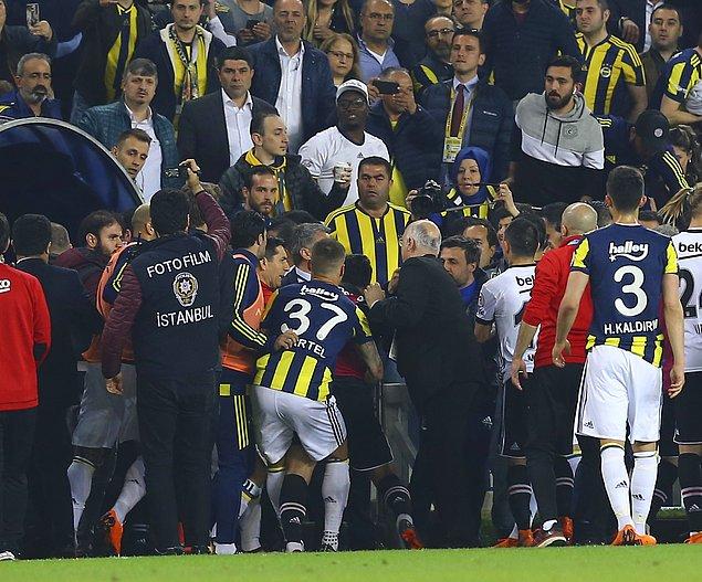 DHA'nın aktardığı bilgiye göre, 15’i Beşiktaş 17’si de Fenerbahçe taraftarı olan şahısların bazılarının stadyuma "biletsiz giriş" yaptığı, bazılarının da tribünden sahaya yabancı madde attığı tespit edildi.