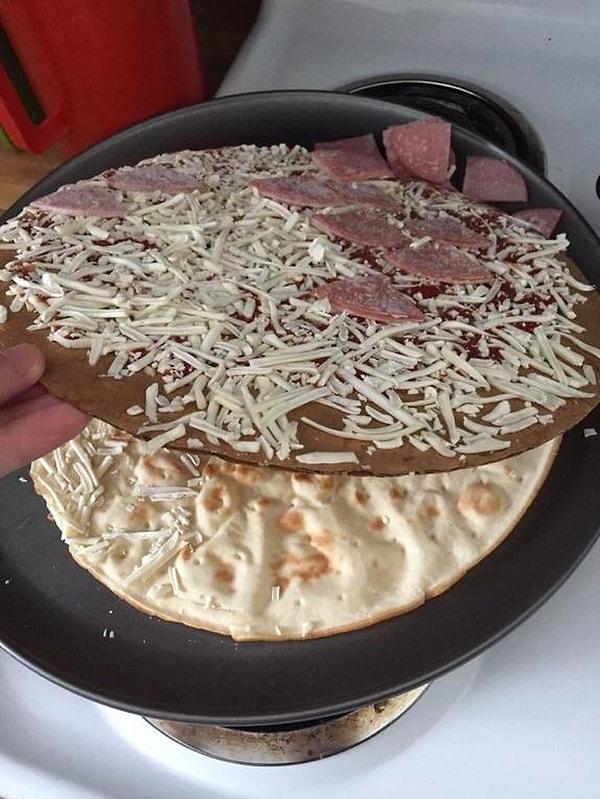 7. Aman Allahım! Dondurulmuş bir pizzanın peyniri ve hamuru arasına konan bir karton... 😶