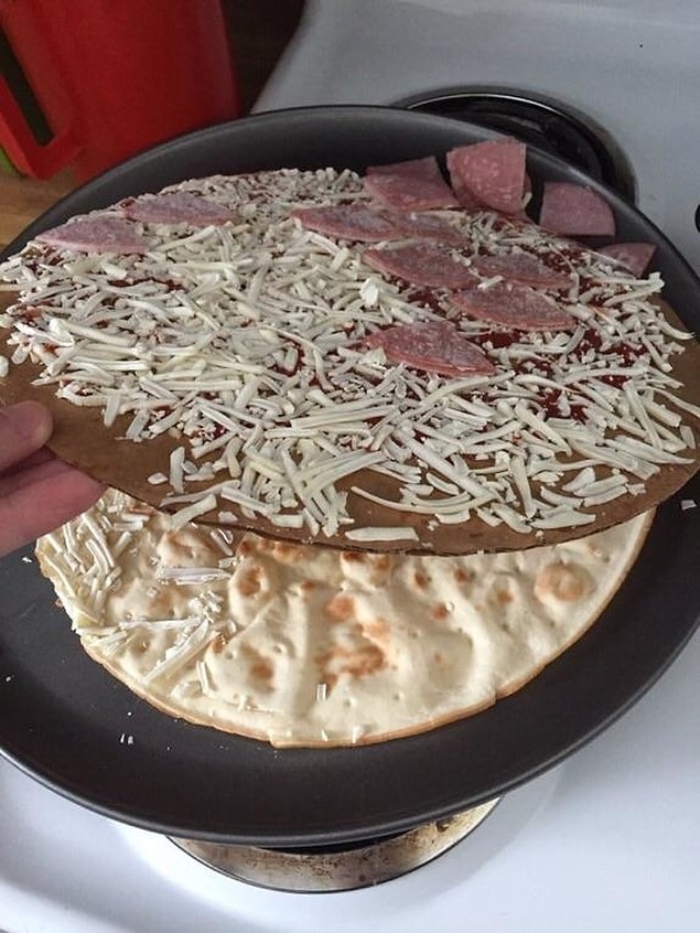 7. Aman Allahım! Dondurulmuş bir pizzanın peyniri ve hamuru arasına konan bir karton... 😶