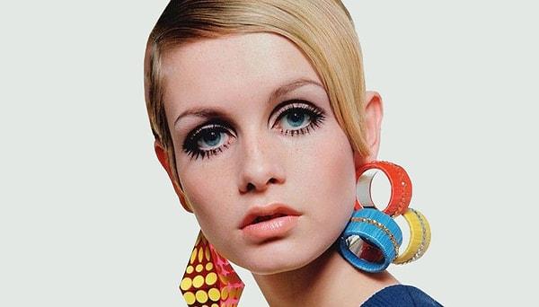 Makyajda ise 60'lar özellikle gözlerde yoğunlaşan renkler ve rimellerle ön plana çıkıyordu. Çarpıcı görünen gözlerin sırrı ise yoğun rimeller...