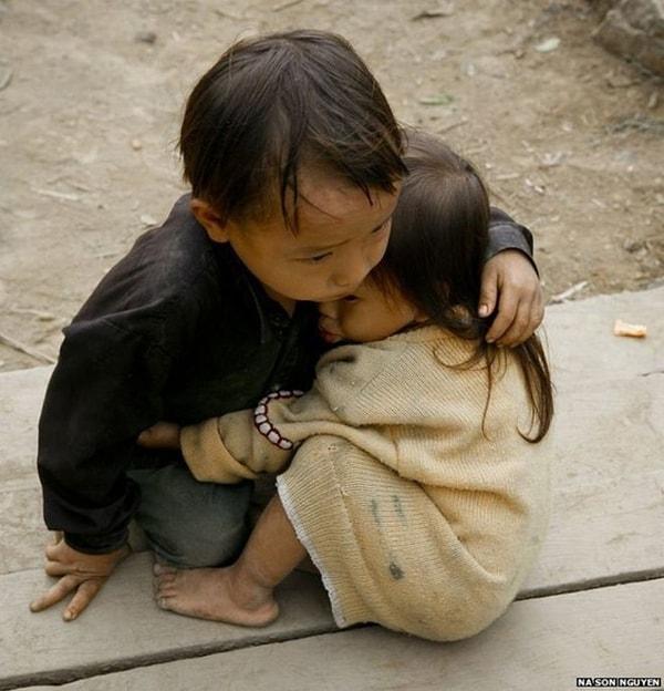 7. 2015 Nisan ayında Nepal'deki depremde hayatta kalan çocukların trajedisi olarak paylaşılan fotoğrafı aslında Na Son Nguyen adında bir fotoğrafçı tarafından 2007 yılında Vietnam'da çekildi.