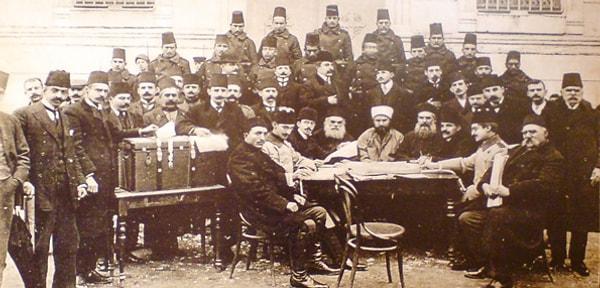 İttihat ve Terakki 1913'teki bir dizi olayla siyasete tamamen hakim oldu. Evvela, Balkan Savaşlarındaki mağlubiyetin de etkisiyle oluşan huzursuzluk ortamında, bir baskınla hükumet düşürüldü.