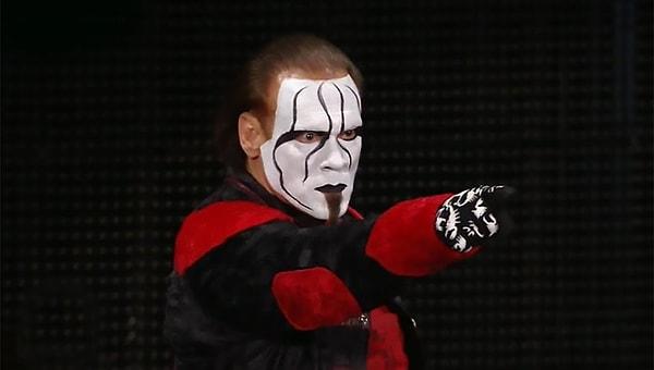 Yüzündeki siyah beyaz boyayla dikkat çeken Sting, 20 Mart 1959 yılında doğmuştur ( yani 59 yaşında)