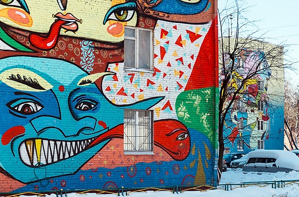 7. Граффити русского и датского художников на улице Изумрудной