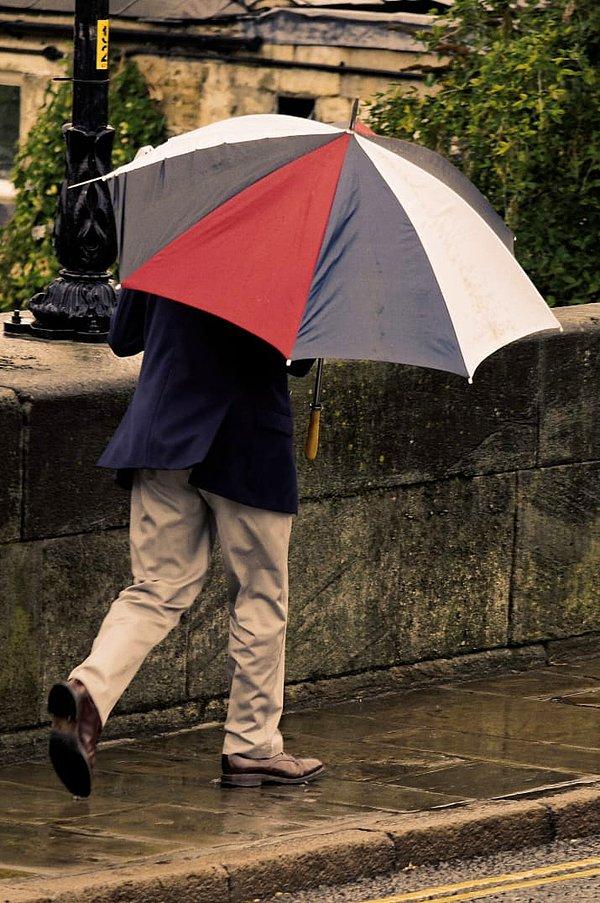3. Portland, Oregon: Dışarıda yağmur yağarken şemsiye kullanmak.