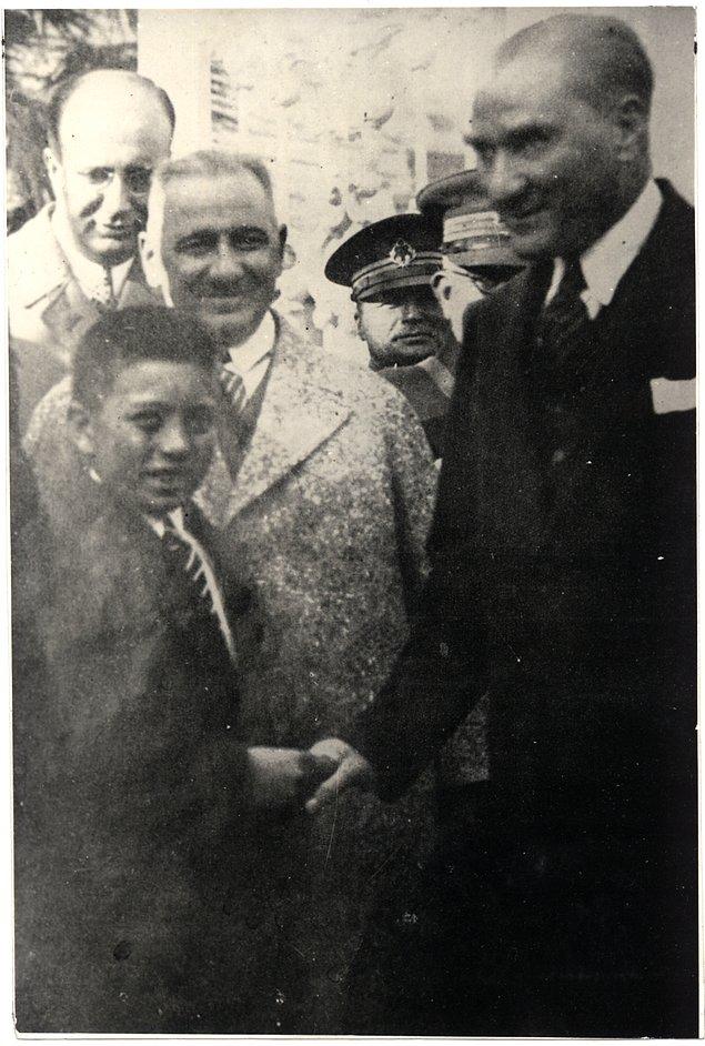 Atatürk'ün okula yeni başlayan çoban Mustafa ile Dolmabahçe'deki sohbetini içeren fotoğraf da arşivde yer alıyor.