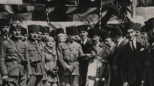 Atatürk'ün hayatı incelendiğinde savaş yıllarının en kötü koşullarında dahi çocuklarla yakından ilgilendiği ve birçok çocuğu koruması altına aldığı görülür.