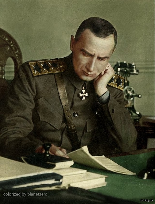 1. Серьёзный адмирал Колчак за работой 🧐