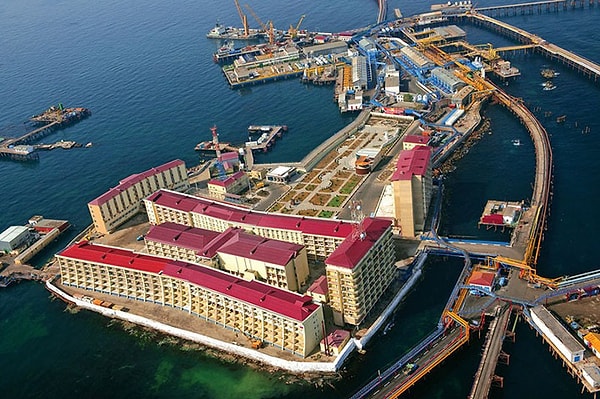 8. Нефтяные камни - город, окруженный морем