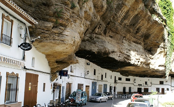 11. Сетениль-де-лас-Бодегас - город, расположенный в скале