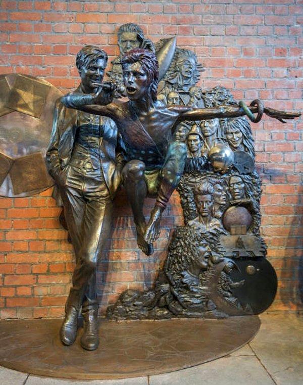 10. Aylesbury, İngiltere'de sergilenen Andrew Sinclair imzalı şarkı söyleyen David Bowie heykeli