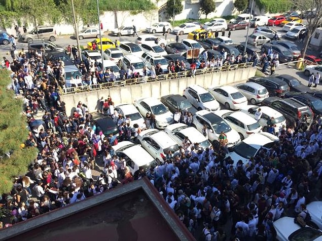 Yüzlerce öğrenci fakülte bahçesindeki eyleme katıldı.