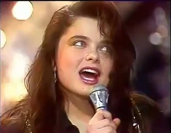 1. Какие цветы, по мнению Наташи Королевой, являются вестниками разлуки?