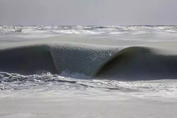 Ama dalgalar tamamen donmuş değil. Sadece donma oranından dolayı yoğunluk yüksek. Smoothie gibi düşünün.