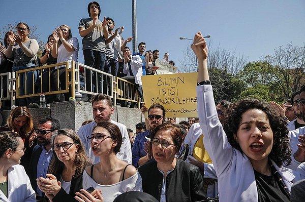 İstanbul Üniversitesi'nin Beyazıt'taki Ana kampüsü girişinde toplanan öğretim görevlileri ve öğrenciler üzerinde "Üniversitemi Bölme" yazan pankart açtı.