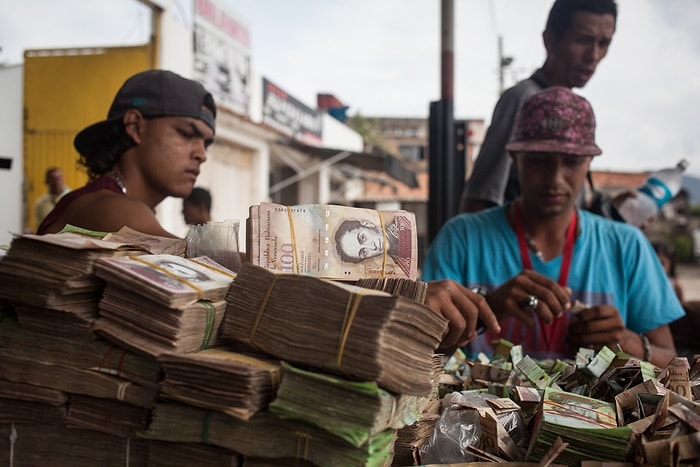 Enflasyonun Tavan Yaptığı Venezuela'nın Değersiz Paralarından Çanta Yapan Sanatçı