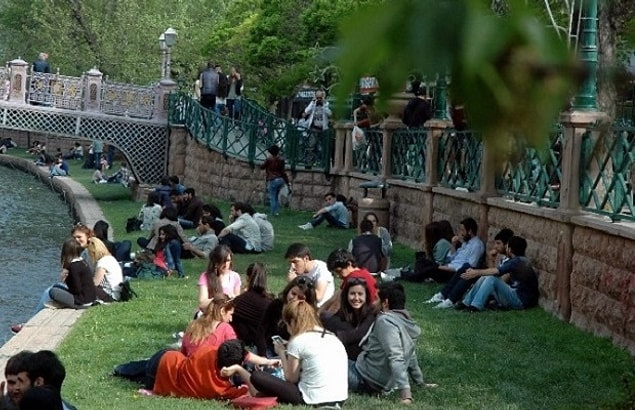 2. Hava ne kadar sıcak olursa olsun, öğlen Güneş'ten kavrulsanız bile akşam olunca üşürsünüz. Dışarı çıkarken yanınıza mutlaka ince de olsa bir hırka alın.