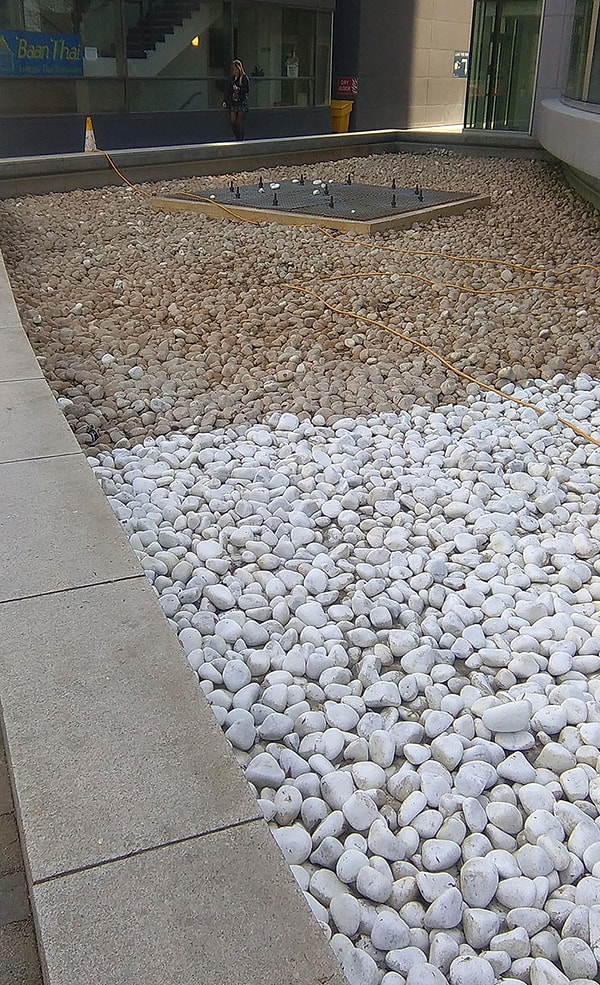 19. Просто помыли половину камней в фонтане.