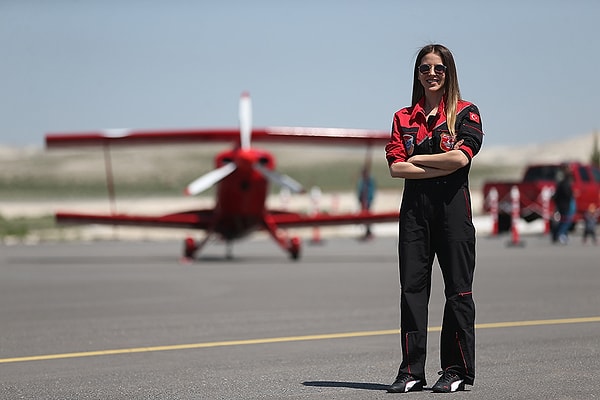 Tüm pilotların 26 Nisan Dünya Pilotlar Günü'nü kutlayan Öztürk, yaptığı açıklamada, akrobasi uçuşlarında eğitimin hayati önem taşıdığını, bu işin dışarıdan göründüğü gibi kolay olmadığını söyledi.