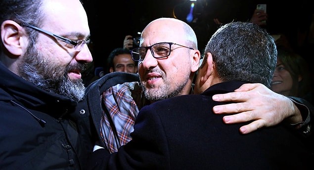Ahmet Şık Twitter'dan açıklama yaptı: 'Enseyi karartmayın, biz kazanacağız.'