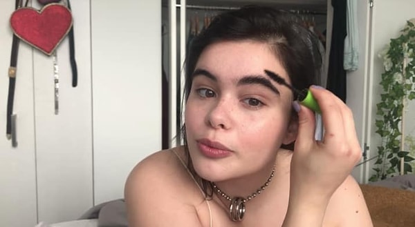 5. Тушь для ресниц отлично подойдёт для укладки тёмных волос и бровей