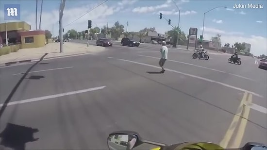 Karşıdan Karşıya Geçmek İsteyen Yaşlı Kadın İçin Trafiği Durduran Güzel İnsanlar