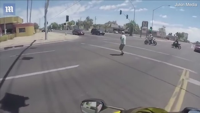 Karşıdan Karşıya Geçmek İsteyen Yaşlı Kadın İçin Trafiği Durduran Güzel İnsanlar