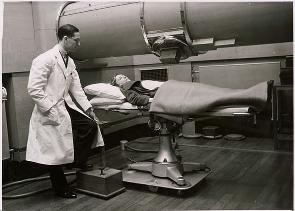 2. Вот так делали рентген до того, как в 1948 году появилась Национальная служба здравоохранения Англии.