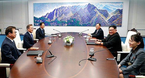 Öte yandan liderler yerel saatle 10.30'da resmi görüşmelere başladı. Kim'e aralarında Meclis Başkanı Kim Yong-nam'ın da bulunduğu 9 kişilik bir delegasyon eşlik ediyor.