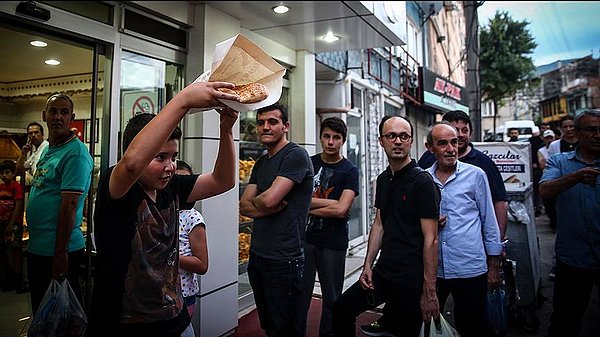 Türkiye Fırıncılar Federasyonu, Ankara ve İstanbul'da 275 gramlık Ramazan pidesinin 2 liradan satılacağını duyurdu.