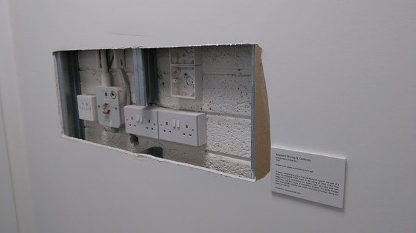 4. "При переезде в новый офис мы обнаружили стену вот в таком виде. Я сразу понял, что нужно делать"