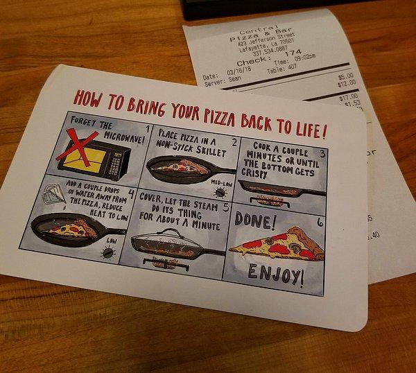 20. Bu pizza dükkanı fişinizle beraber pizzanızı nasıl pişirmeniz gerektiğini anlatan bir broşür veriyor.