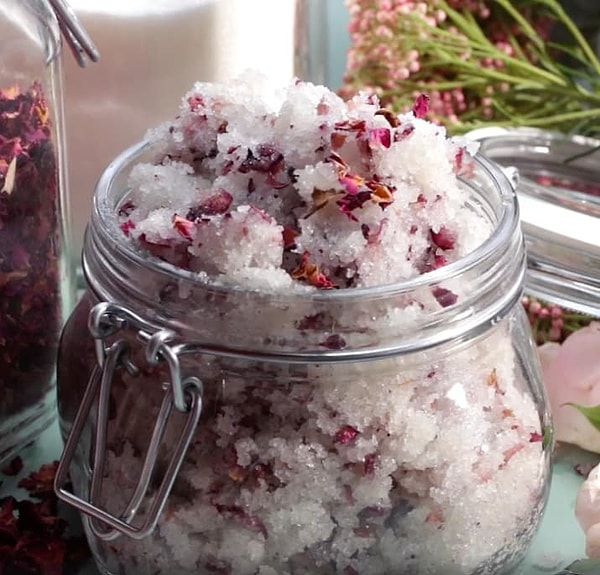 12. Или попробуйте делать домашнюю косметику, которую можно хранить в стеклянных банках, вместо средств, которые вы обычно покупаете в пластиковых упаковках