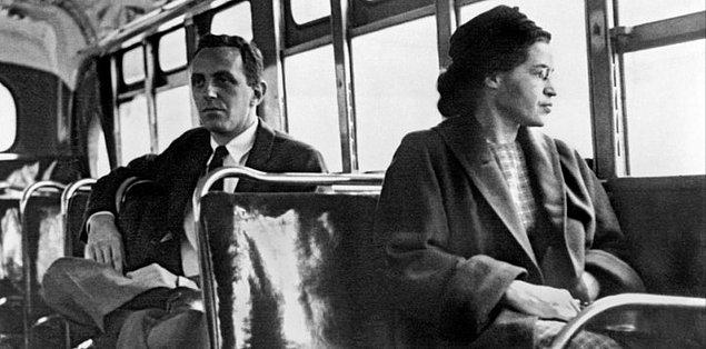 1950'li yılların ilk yarısına kadar Alabama'da yaşayan zenciler ancak arka koltuklara oturma hakkına sahipti. Tüm koltukların dolu olması durumunda ise otobüse beyaz bir yolcu bindiğinde zenciler, oturdukları koltukları boşaltıp o kişiye yer vermek zorundalardı.