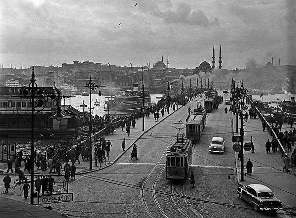 1. İlber Ortaylı: Ara Bey'in çektiği 1950'li yılların İstanbul fotoğrafları benim çocukluğumun fotoğrafları oldu.