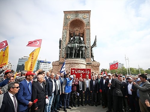 Hak-İş ve Türk-İş 1 Mayıs Emek ve Dayanışma Günü dolayısıyla Kazancı Yokuşu'na karanfil, Taksim Cumhuriyet Anıtı'na çelenk bıraktı.
