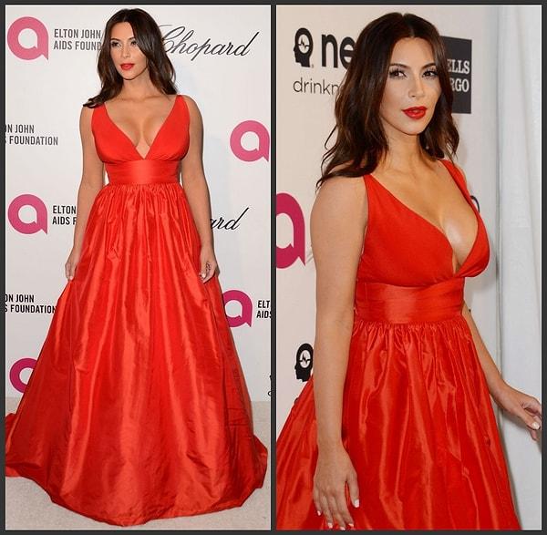 9. Kim Kardashian göğüs dekolteli bu kırmızı elbisesiyle çok iddialı. 😍