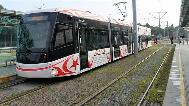 Bu arada, Büyükşehir Belediyesi SAMULAŞ görevlilerinin, teşekkür etmek istedikleri gence ve yardım etttiği çocuğa ulaşmaya çalıştığı öğrenildi.
