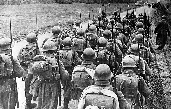 1. Александру Александрову однажды случайно в руки попала газета, где было опубликовано стихотворение Василия Лебедева-Кумача. Композитору оно так понравилось, что он тут же сочинил к нему музыку . А уже при отправке солдат на фронт 26 июня 1941 года Ансамбль красноармейской песни и пляски исполнил песню, ставшую гимном советского народа против фашизма. Как она называется?