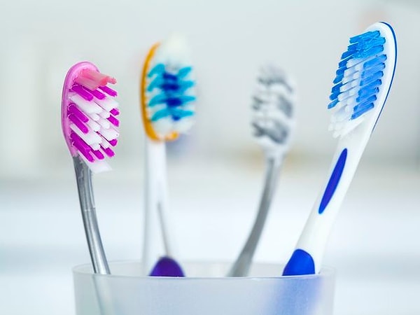 2. Какой зубной щеткой вы пользуетесь?